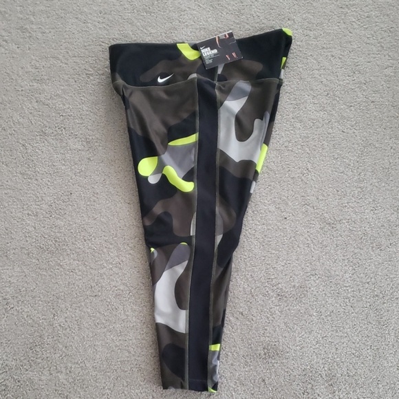 NWT Nike Legend Dri-Fit Tight Fit Capri Legging - Picture 3 of 3